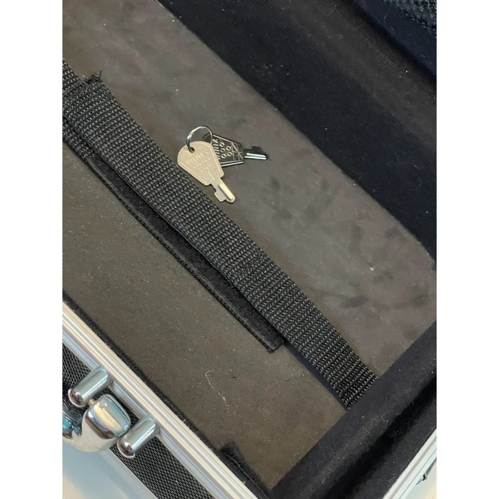 VAULTZ CASH MONEY , GUNS ETC WITH KEY